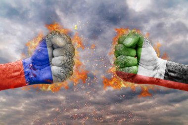 İki Rusya bayrağı ile yumruk ve Birleşik Arap Emirlikleri birbirlerine karşı karşıya mücadele için hazır