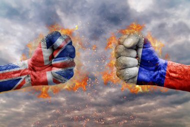 İki Rusya bayrağı ile yumruk ve İngiltere birbirlerine karşı karşıya mücadele için hazır