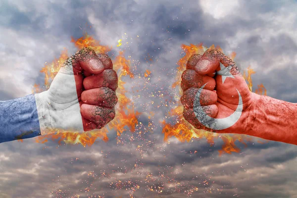 Hollanda bayrağı ile iki yumruk ve Türkiye'de birbirlerine karşı karşıya mücadele için hazır