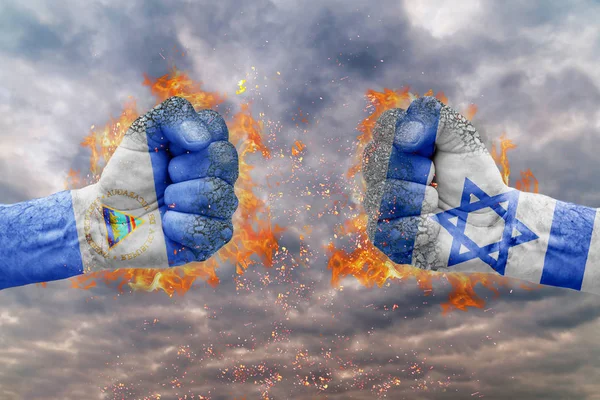 Nikaragua bayrağı ile iki yumruk ve İsrail birbirlerine karşı karşıya mücadele için hazır