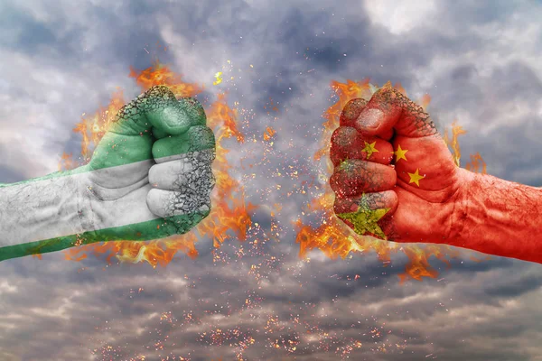 Два кулака с флагом Нигерии и Китая столкнулись друг с другом готовыми к бою — стоковое фото