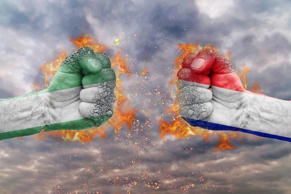 İki Nijerya bayrağı ile yumruk ve Fransa birbirlerine karşı karşıya mücadele için hazır