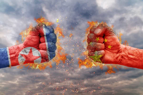 Kuzey Kore bayrağı ile iki yumruk ve Çin birbirlerine karşı karşıya mücadele için hazır