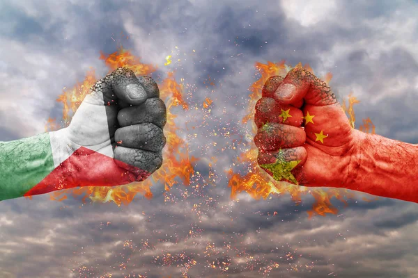 Două pumni cu steagul Palestinei și Chinei se confruntă unul cu celălalt gata de luptă — Fotografie, imagine de stoc