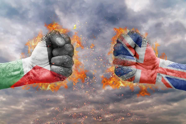 Два кулак з прапором Палестини і Великої Британії стикаються один на одного готові до боротьби — стокове фото