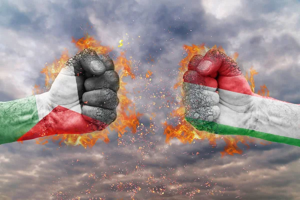 Два кулак з прапором Палестину та Італії стикаються один на одного готові до боротьби — стокове фото