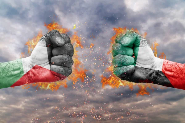 İki Filistin bayrağı ile yumruk ve Kuveyt birbirlerine karşı karşıya mücadele için hazır