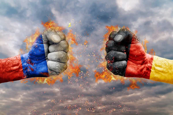 Два кулак з прапором Росії і Німеччини стикаються один на одного готові до боротьби — стокове фото