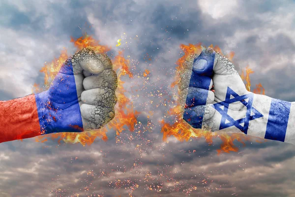 Dois punhos com a bandeira da Rússia e Israel enfrentaram um ao outro pronto para a luta — Fotografia de Stock