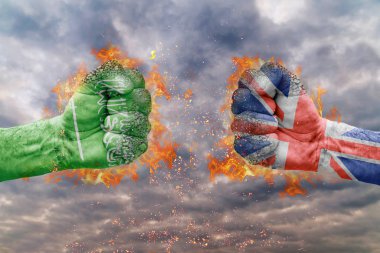 İki Suudi Arabistan bayrağı ile yumruk ve Büyük Britanya'nın birbirlerine karşı karşıya mücadele için hazır