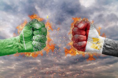 İki Suudi Arabistan bayrağı ile yumruk ve Mısır birbirlerine karşı karşıya mücadele için hazır