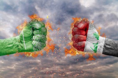 İki Suudi Arabistan bayrağı ile yumruk ve Irak birbirlerine karşı karşıya mücadele için hazır