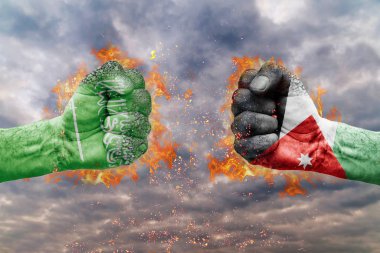 İki Suudi Arabistan bayrağı ile yumruk ve Jordan birbirlerine karşı karşıya mücadele için hazır