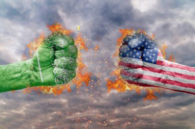 İki Suudi Arabistan bayrağı ile yumruk ve ABD birbirlerine karşı karşıya mücadele için hazır