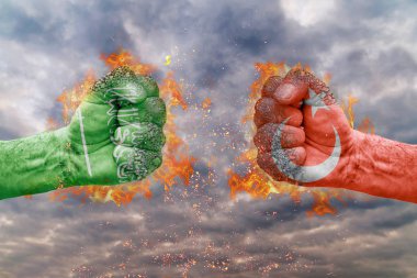 İki Suudi Arabistan bayrağı ile yumruk ve Türkiye'de birbirlerine karşı karşıya mücadele için hazır