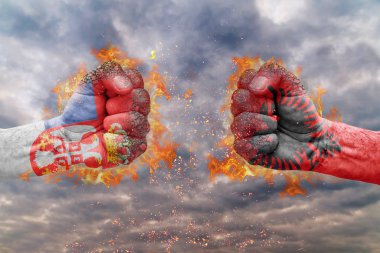 İki Sırbistan bayrağı ile yumruk ve Arnavutluk birbirlerine karşı karşıya mücadele için hazır