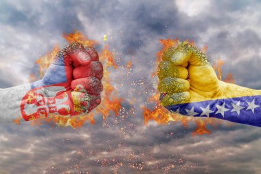 İki Sırbistan bayrağı ile yumruk ve Bosna-Hersek birbirlerine karşı karşıya mücadele için hazır