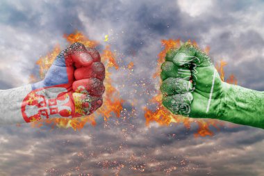 İki Sırbistan bayrağı ile yumruk ve Suudi Arabistan birbirlerine karşı karşıya mücadele için hazır