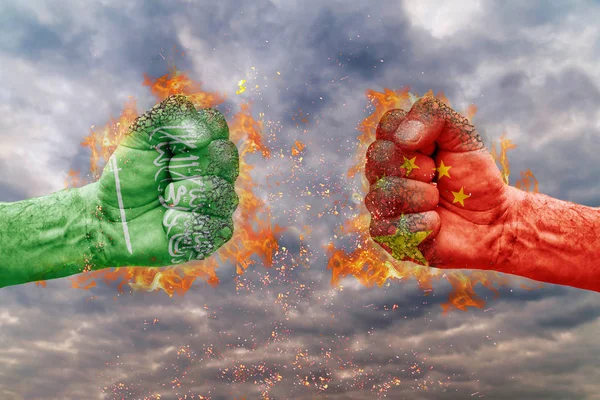 İki Suudi Arabistan bayrağı ile yumruk ve Çin birbirlerine karşı karşıya mücadele için hazır