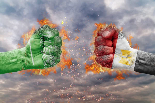 İki Suudi Arabistan bayrağı ile yumruk ve Mısır birbirlerine karşı karşıya mücadele için hazır