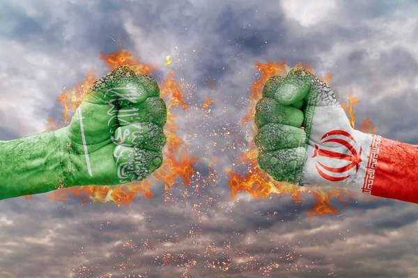 两个拳与沙特阿拉伯的旗子和伊朗面临着对方准备战斗 — 图库照片