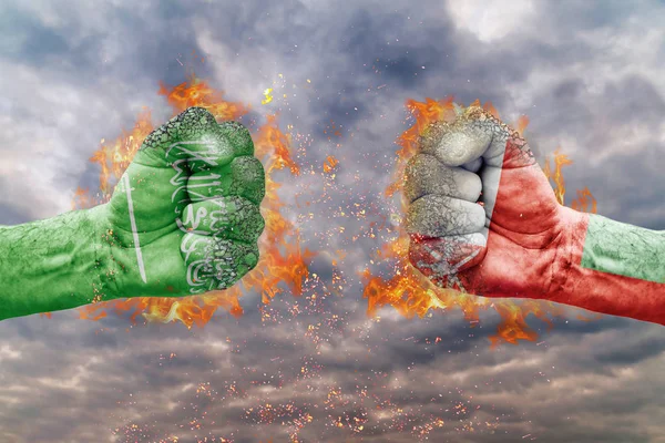 İki Suudi Arabistan bayrağı ile yumruk ve Umman birbirlerine karşı karşıya mücadele için hazır