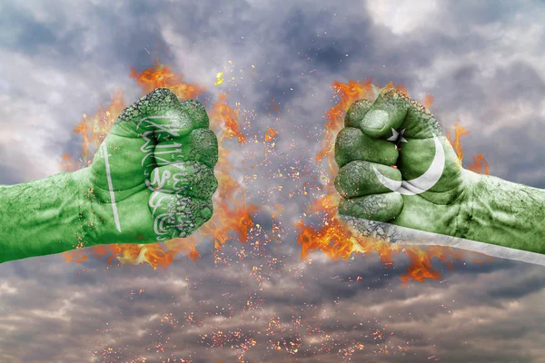 两个拳与沙特阿拉伯的旗子和巴基斯坦面临着对方准备战斗 — 图库照片