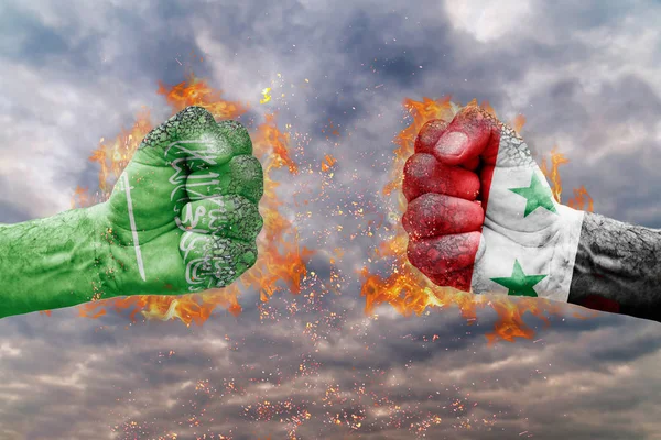 两个拳与沙特阿拉伯的旗子和叙利亚面临着对方准备战斗 — 图库照片