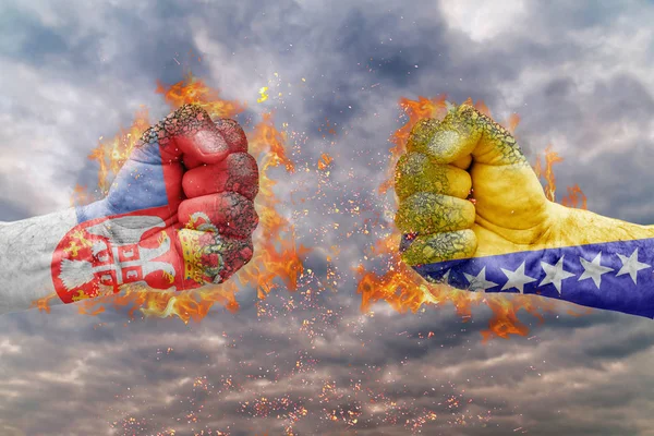 İki Sırbistan bayrağı ile yumruk ve Bosna-Hersek birbirlerine karşı karşıya mücadele için hazır