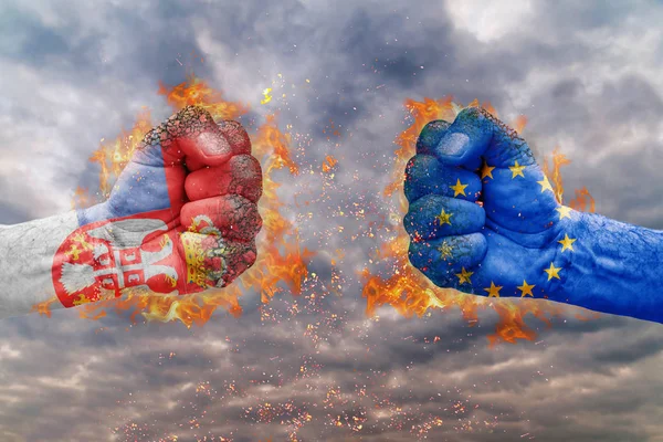 İki Sırbistan bayrağı ile yumruk ve Avrupa Birliği'nin birbirlerine karşı karşıya mücadele için hazır