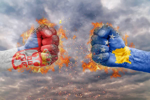 İki Sırbistan bayrağı ile yumruk ve Kosova birbirlerine karşı karşıya mücadele için hazır