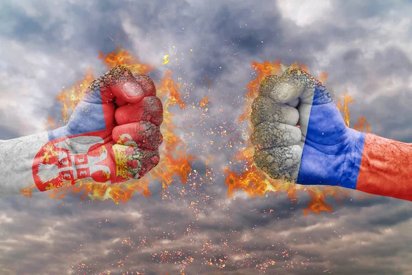 İki Sırbistan bayrağı ile yumruk ve Rusya birbirlerine karşı karşıya mücadele için hazır