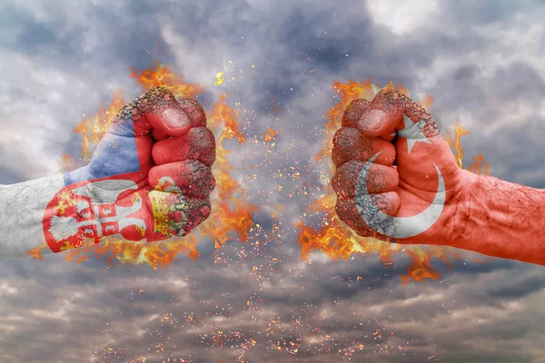 İki Sırbistan bayrağı ile yumruk ve Türkiye'de birbirlerine karşı karşıya mücadele için hazır