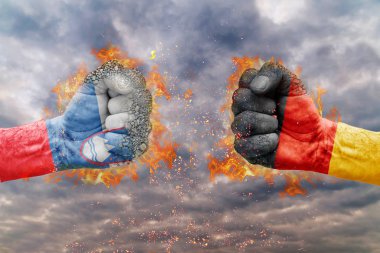 İki Slovenya bayrağı ile yumruk ve Almanya birbirlerine karşı karşıya mücadele için hazır