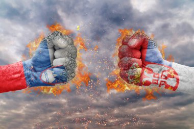 İki Slovenya bayrağı ile yumruk ve Sırbistan birbirlerine karşı karşıya mücadele için hazır