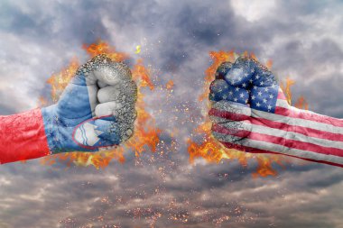 İki Slovenya bayrağı ile yumruk ve ABD birbirlerine karşı karşıya mücadele için hazır