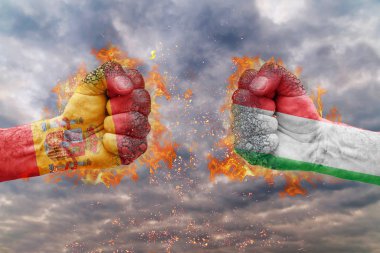 İki İspanya bayrağı ile yumruk ve İtalya karşısında birbirlerine mücadele için hazır