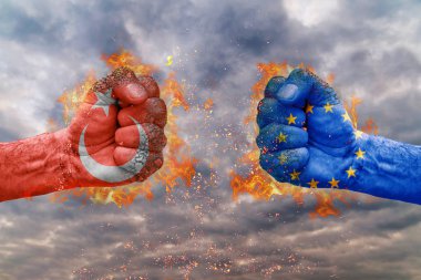 İki Türkiye bayrağı ile yumruk ve AB birbirlerine karşı karşıya mücadele için hazır