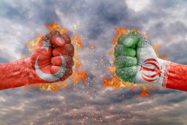 İki Türkiye bayrağı ile yumruk ve Iran birbirlerine karşı karşıya mücadele için hazır