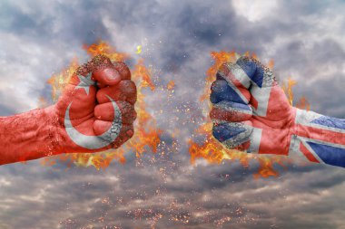 İki Türkiye bayrağı ile yumruk ve Büyük Britanya'nın birbirlerine karşı karşıya mücadele için hazır