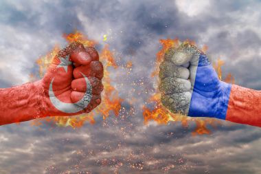 İki Türkiye bayrağı ile yumruk ve Rusya birbirlerine karşı karşıya mücadele için hazır