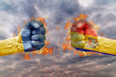 İki Ukrayna bayrağı ile yumruk ve Moldova birbirlerine karşı karşıya mücadele için hazır