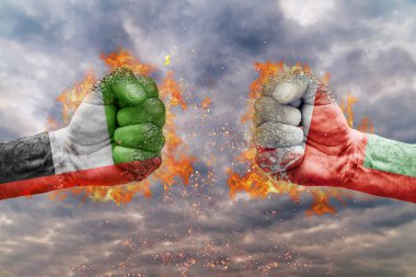 Birleşik Arap Emirlikleri bayrağı ile iki yumruk ve Umman birbirlerine karşı karşıya mücadele için hazır