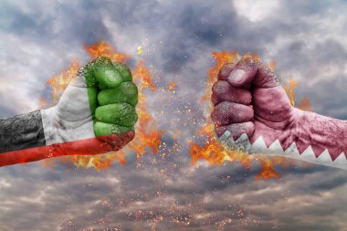 Birleşik Arap Emirlikleri bayrağı ile iki yumruk ve Katar birbirlerine karşı karşıya mücadele için hazır