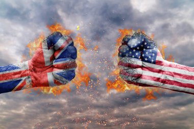 İki büyük Britanya bayrağı ile yumruk ve ABD birbirlerine karşı karşıya mücadele için hazır