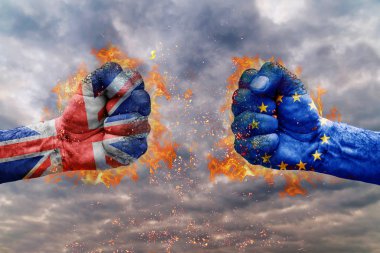 İki büyük Britanya bayrağı ile yumruk ve AB birbirlerine karşı karşıya mücadele için hazır