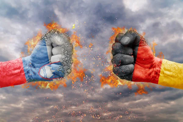 İki Slovenya bayrağı ile yumruk ve Almanya birbirlerine karşı karşıya mücadele için hazır