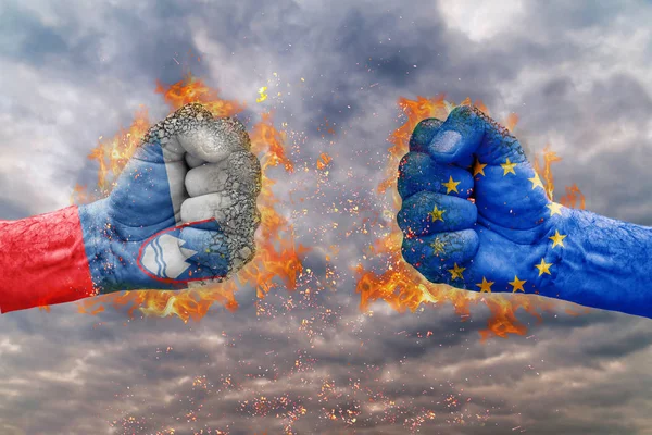 Два кулак з Прапор Словенії та Європейський Союз стикаються один на одного готові до боротьби — стокове фото
