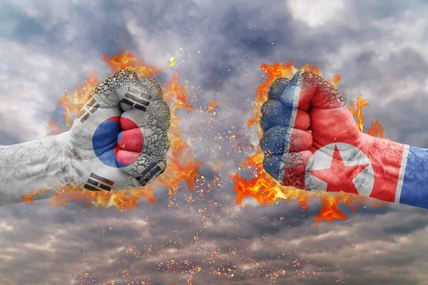 Güney Kore bayrağı ile iki yumruk ve Kuzey Kore birbirlerine karşı karşıya mücadele için hazır