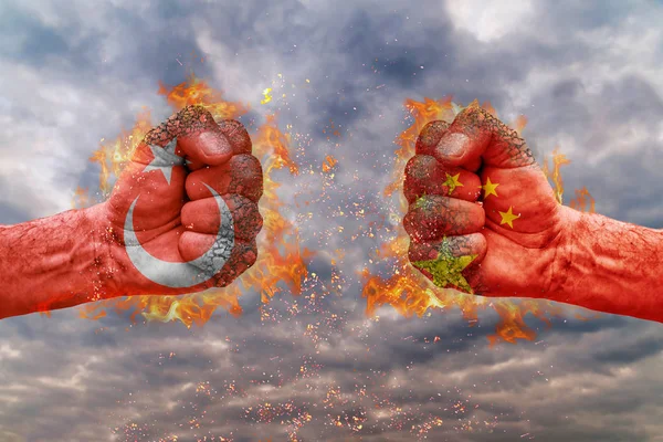 Два кулак з прапором Туреччини і Китаю стикаються один на одного готові до боротьби — стокове фото